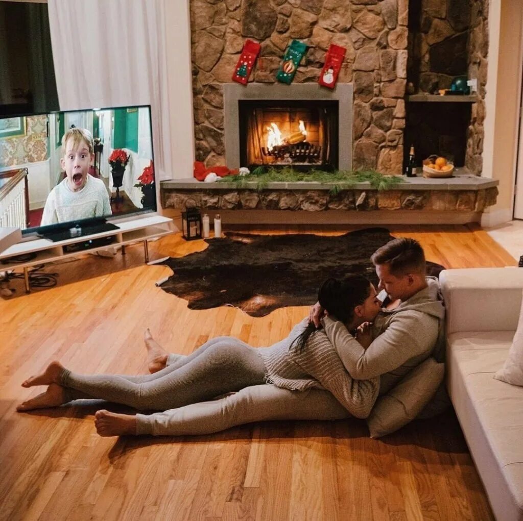 пара в загородном доме. фотосессия на даче зимой. пара в загородном доме. уютный вечер у камина. семья в загородном доме.