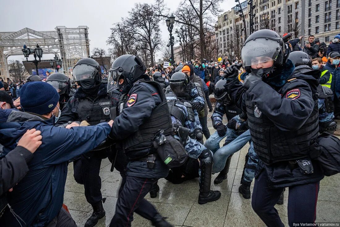 Нападение сопротивление. Массовые протесты в Москве. Столкновения с полицией Россия. Столкновения с полицией в Москве.