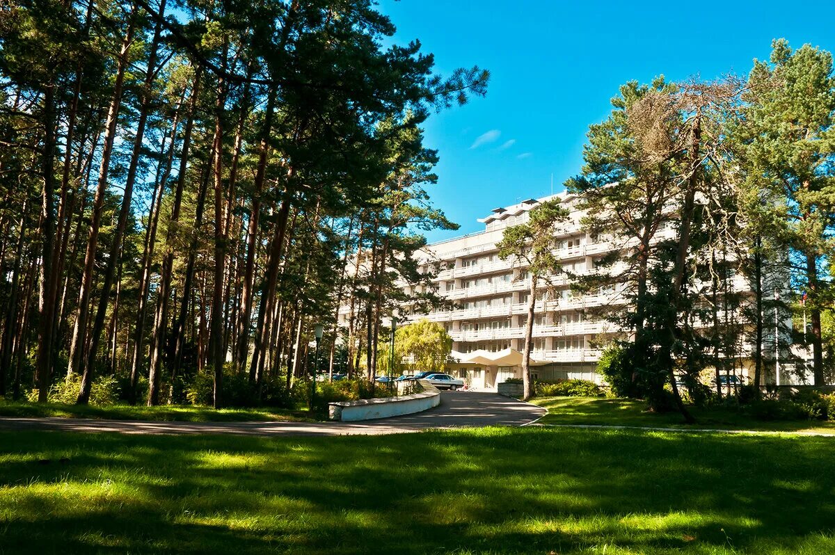 Какой лучше пансионат. Санаторий Янтарный берег Юрмала. Санаторий профилакторий Подлипки. Санаторий дюны в Сестрорецке. Санаторий прокуратуры Истра.