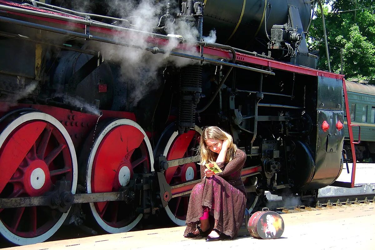женщина на паровоз. музей паровозов в переславле-залесском. наш паровоз вперед летит. максим шувалов ярославль. человек рядом с паровозом.