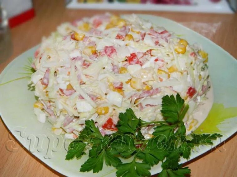 Крабовые палочки копченая колбаса. Салат с крабовыми палочками и кукурузой и капустой белокочанной. Салат крабовые палочки колбаса кукуруза. Салат с крабовыми палочками и колбасой. Салат из крабовых палочек и колбасы.