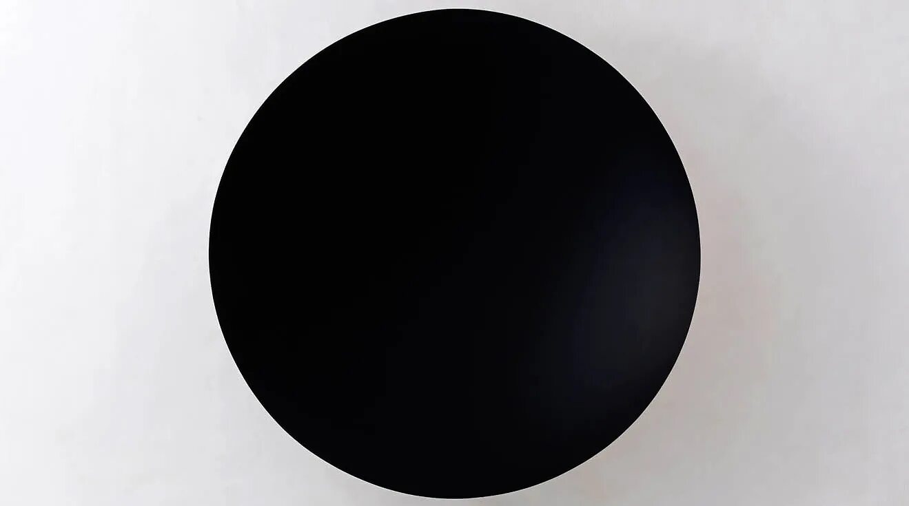 Поставь самый темный. Аниш Капур вантаблэк. Vantablack краска. Самый черный цвет. Самый темный черный цвет.