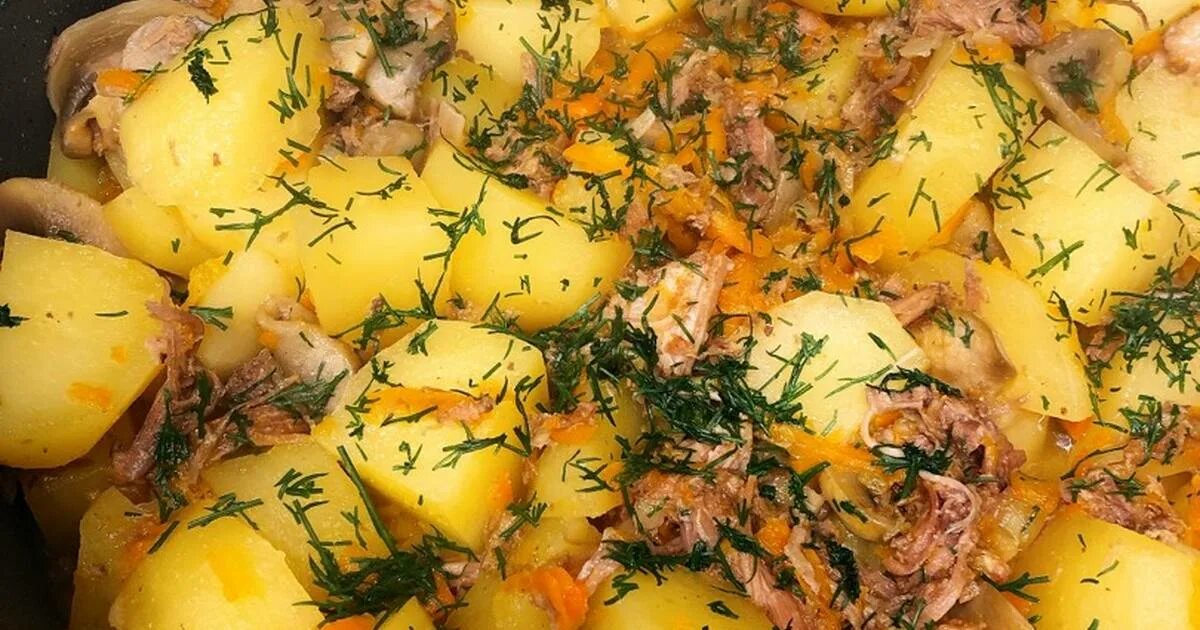 рецепт тушеной картошки видео. рецепт тушеной картошки видео. томленая картошка с мясом. тушеная картошка. картофель тушеный с овощами.