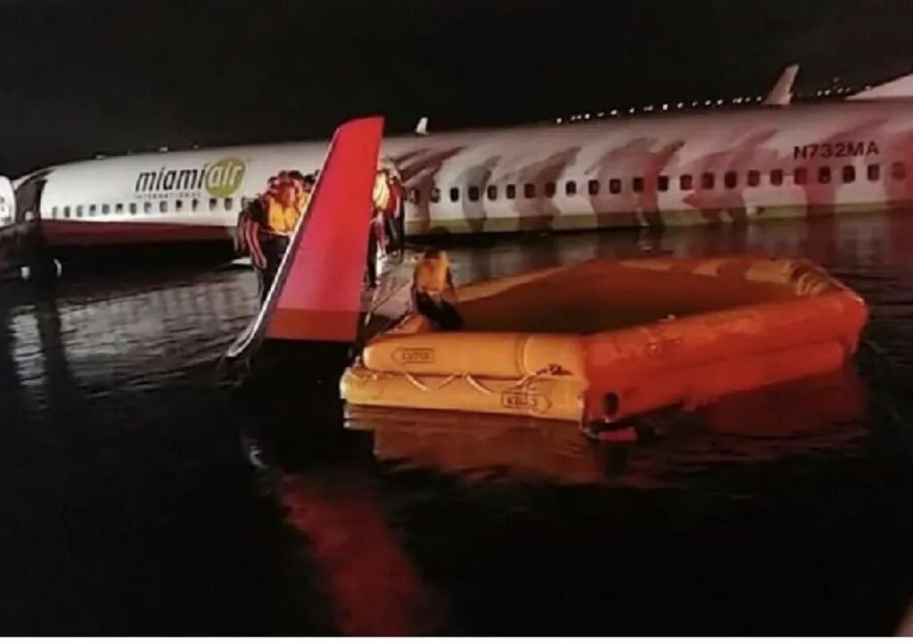 Самолет падает в воду. Boeing 377 приводнение. Лайнер Boeing 737 Pro Max потерпел крушение в районе Атлантического океана. Самолет свалился в речку. Самолет падает в реку.