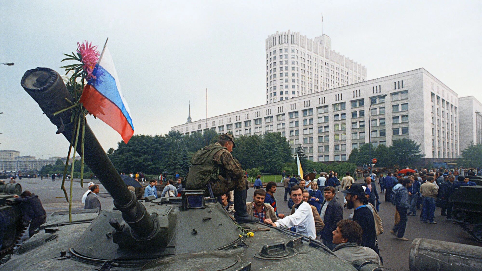 Августовский путч 1991. Путч 1991 Ельцин на танке. Танки в Москве 1991 Ельцин. ГКЧП август 1991.