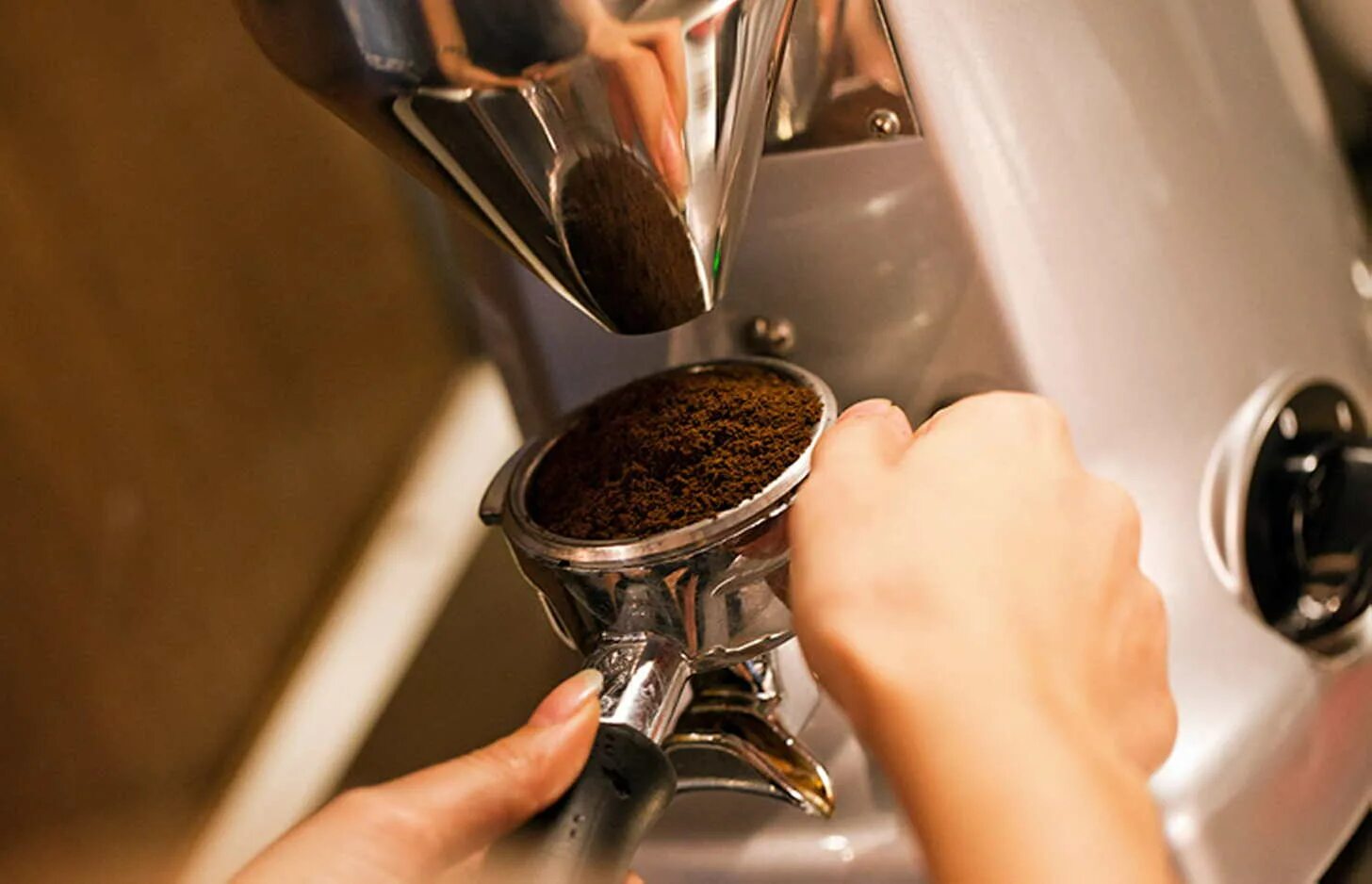 Кофе молот машина. Помол кофе. Кофе в зернах для Рожковой кофеварки. Кофемолка для эспрессо. Молотый кофе для кофеварки.