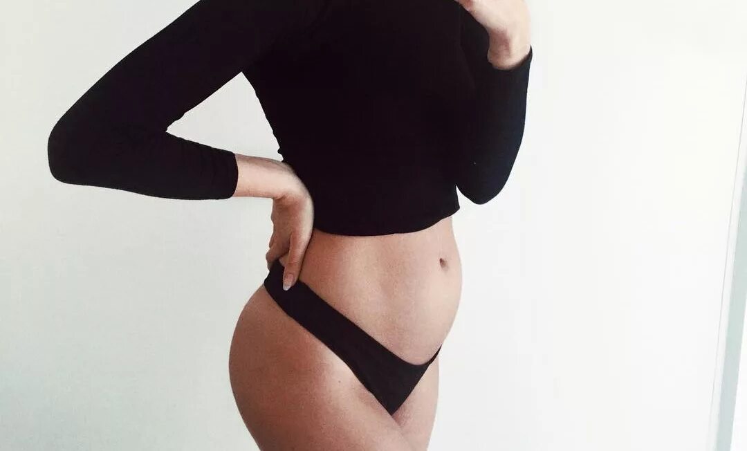 Круглый живот у женщин. Животик у девушки. Округлившийся животик. Беременные на пляже. Прически для людей с лишним весом.