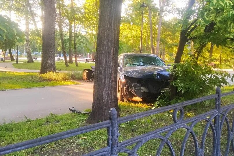 28 июня 20. Машина врезалась в дерево. Убитая БМВ.