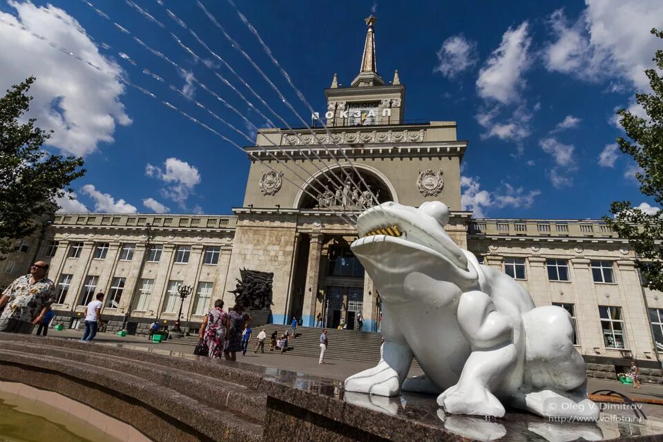 Волгоград что посетить. Волгоград достромечательности. волгоград достопримечательности. вуолгоград1 вокзал фонтан. памятник на вокзале волгограда.