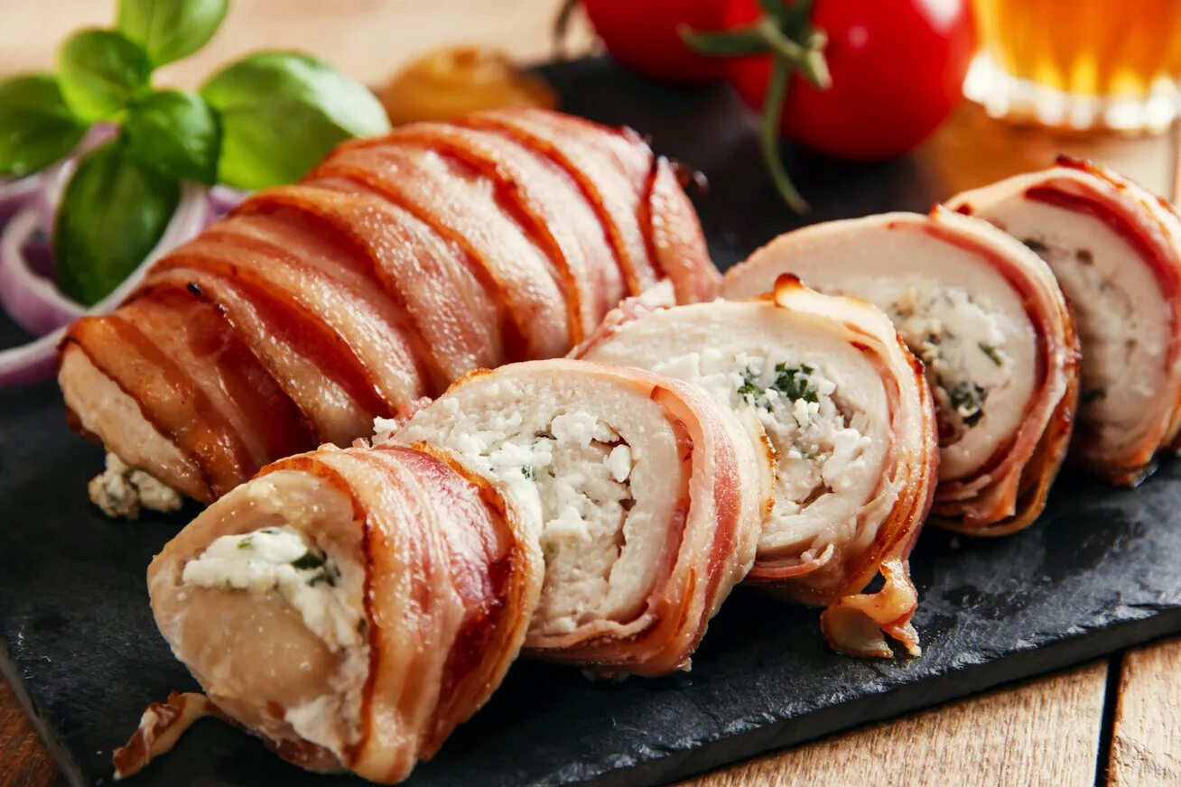 Курица запеченная в беконе
