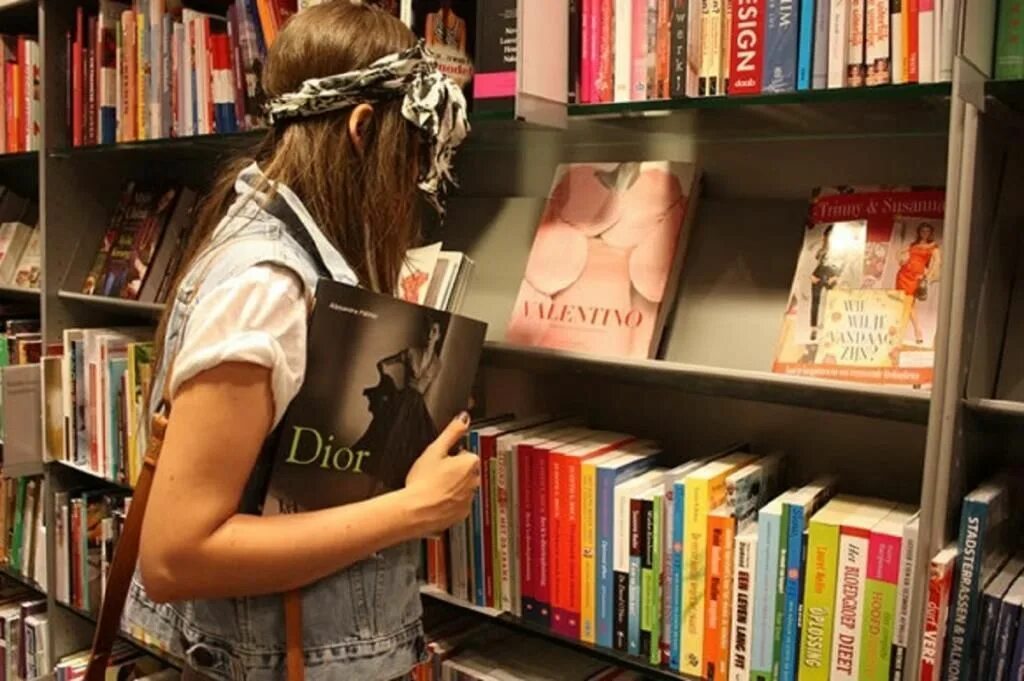 Покупала в книжном магазине. Девушка с книгой. Девушка в книжном магазине. Книжные полки. Девочка в библиотеке.