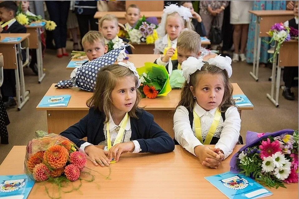 Т г первый класс. Школа первоклассника. Первоклашки за партой. Первоклассники в классе. Первоклассники на уроке.