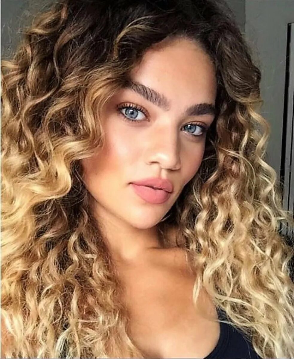 Curly blonde. Балаяж на кучерявые волосы. Шатуш на кудри. Мелирование на кудрявые волосы. Омбре на кудрявые волосы.