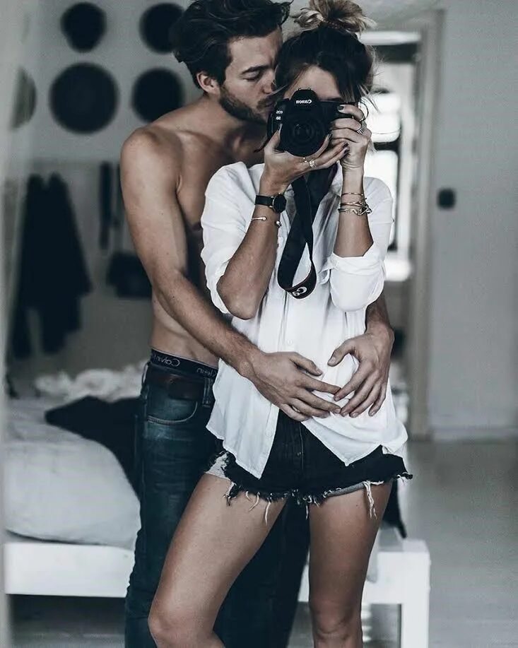 Пошлые фотки пары. Мужская рука на ноге. Пошлые фотки пары. Пошлые фотки пары. Кавказские пары.