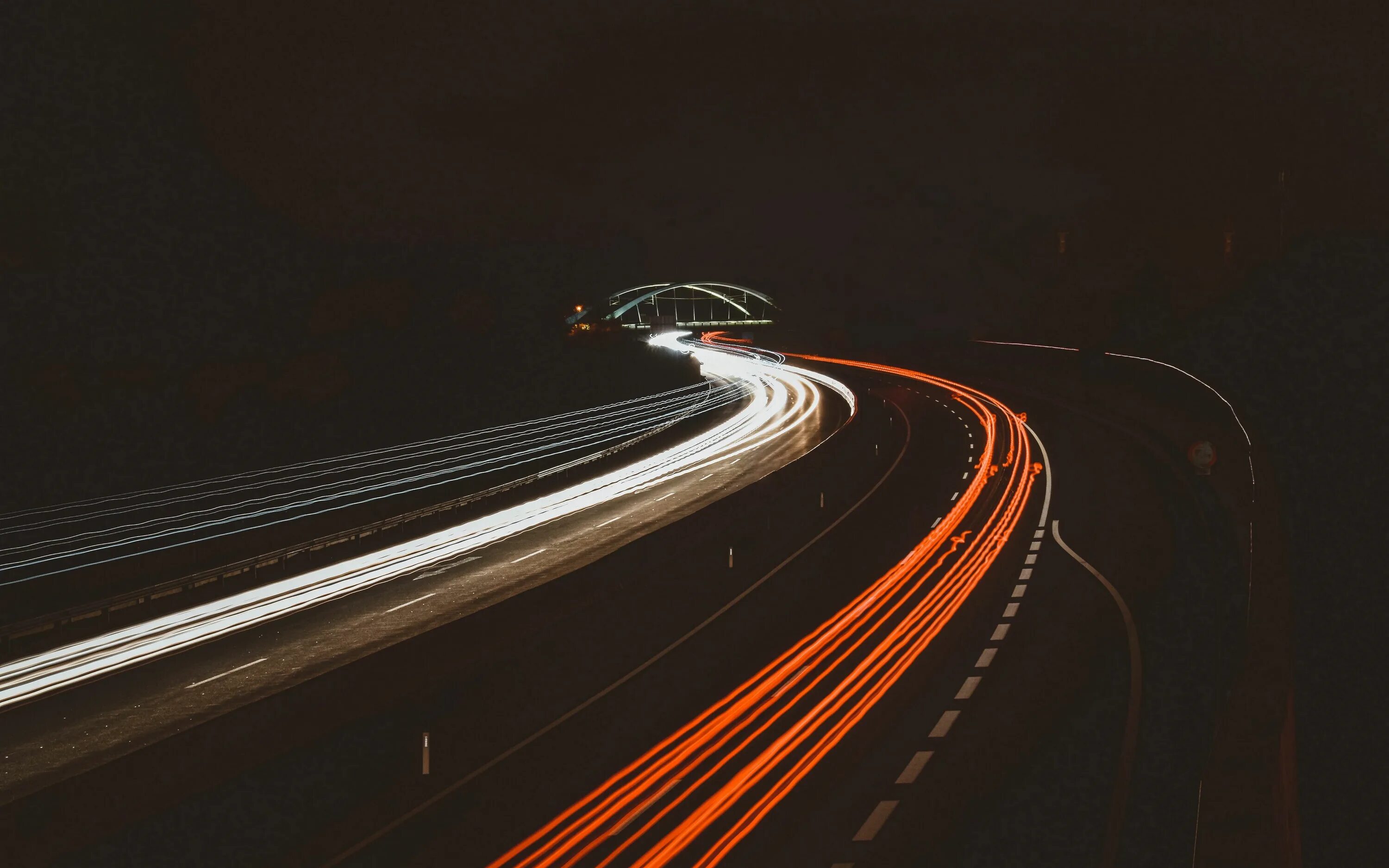 Ветер ночных дорог. Ночная автомагистраль. Вид с трассы на ночной город. Ночное небо с дорогой. Трасса ночью.