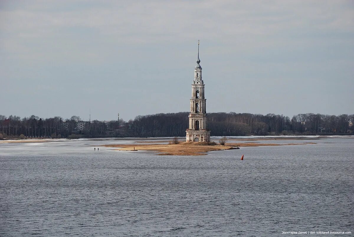 Рыбинское водохранилище замор. Рыбинское водохранилище затопленный город Молога. Рыбинское водохранилище город Молога. Город затопленный в Рыбинском водохранилище Молога. Рыбинское водохранилище затопленная Церковь.