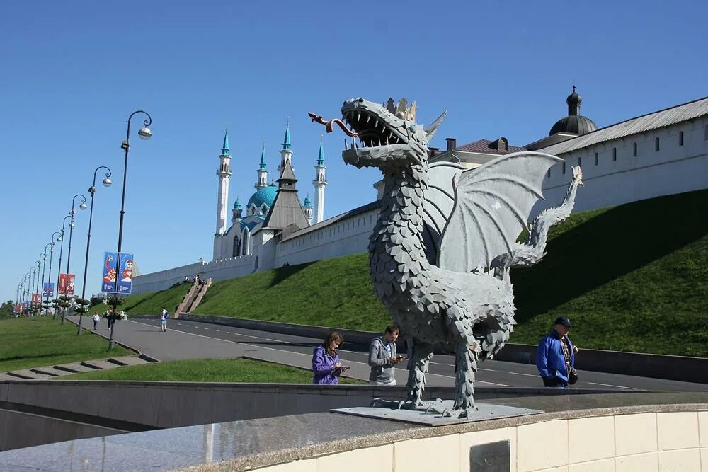 Дракон зилант. Дракон Зилант Казань. Казанский Зилант памятник. Памятник дракону Зиланту в Казани. Казанский Кремль Зилант.