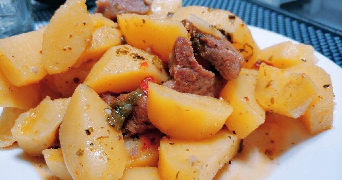 Тушеная картошка с мясом в сковороде рецепт. Тушёная картошка с мясом. Тушёная картошка со свининой. Картошка тушеная в духовке без мяса. Тушеная картошка с колбасой.