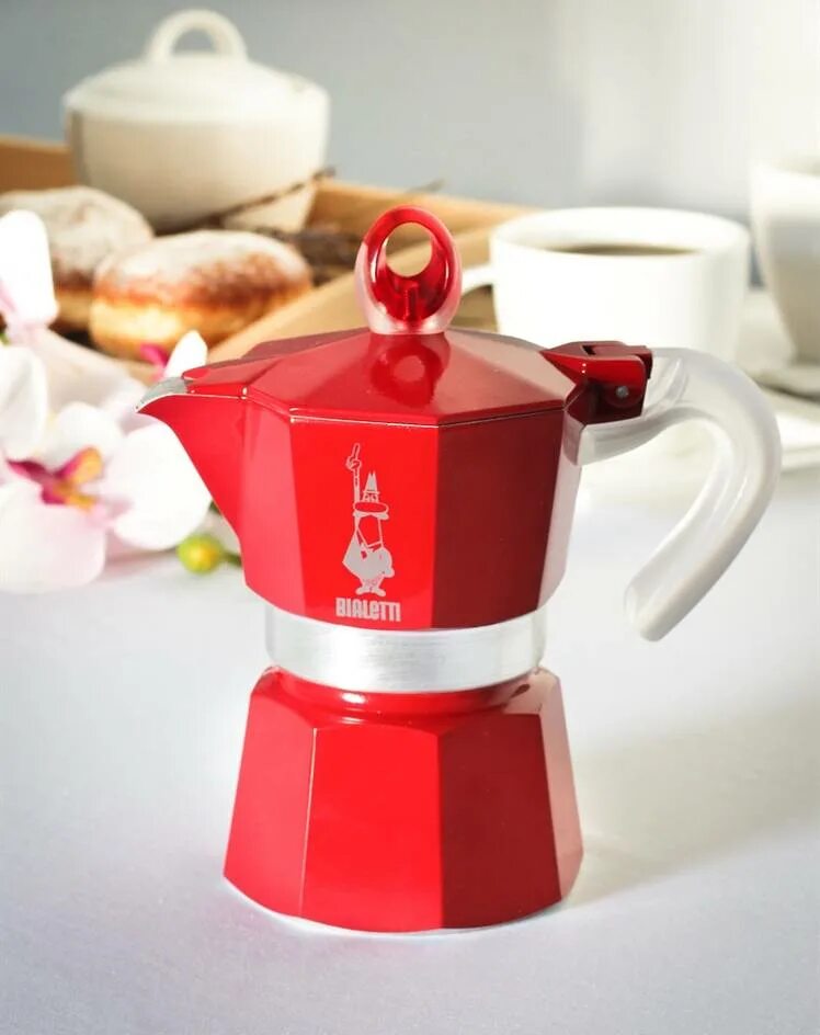 Гейзерная кофеварка bialetti moka. Биалетти гейзерная кофеварка. Гейзерная кофеварка Bialetti. Кофеварка Bialetti Moka Express. Гейзерная кофеварка Биалетти красная.