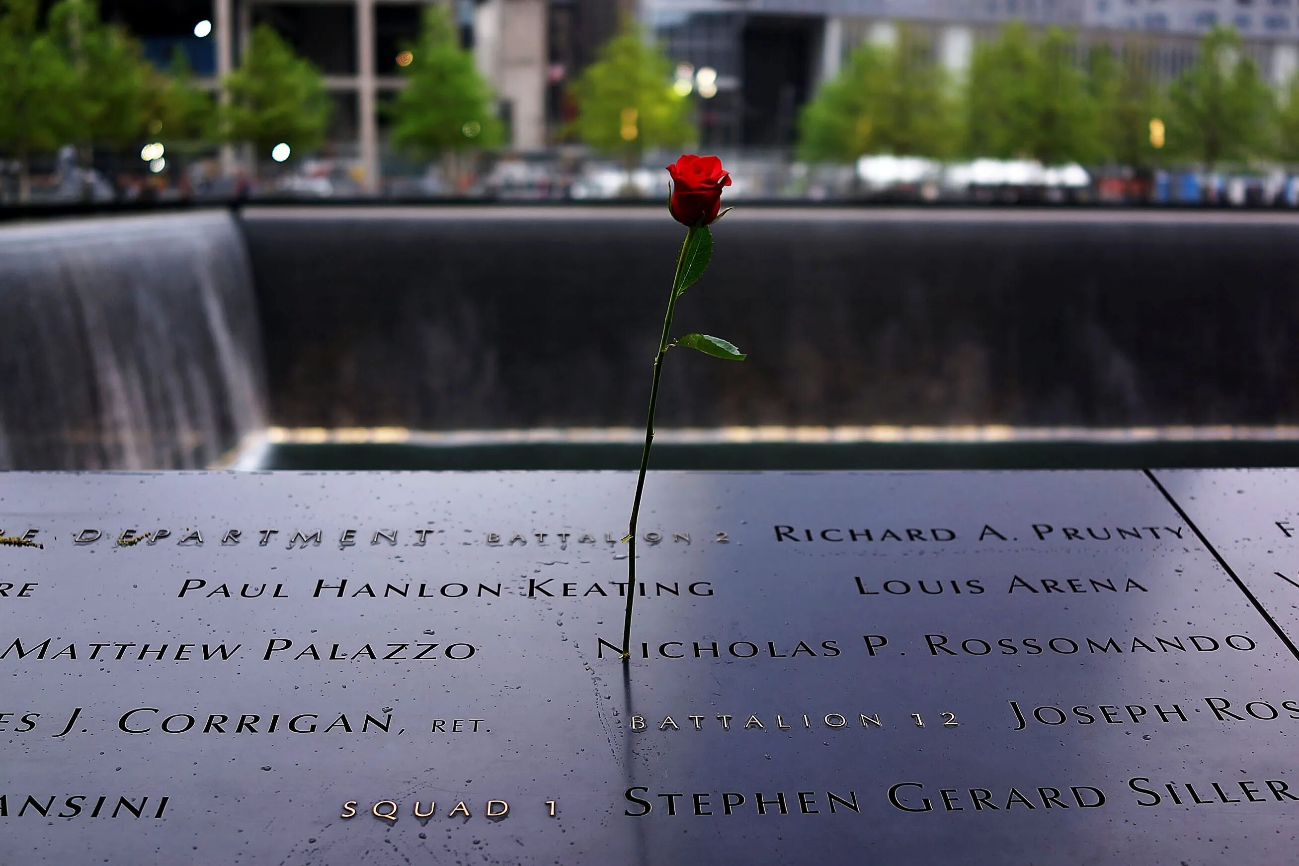Мемориал 9/11 в Нью-Йорке. Мемориал башни Близнецы в Нью-Йорке. Мемориал жертвам 11 сентября в Нью-Йорке. Мемориал 11 сентября в Нью-Йорке музей.