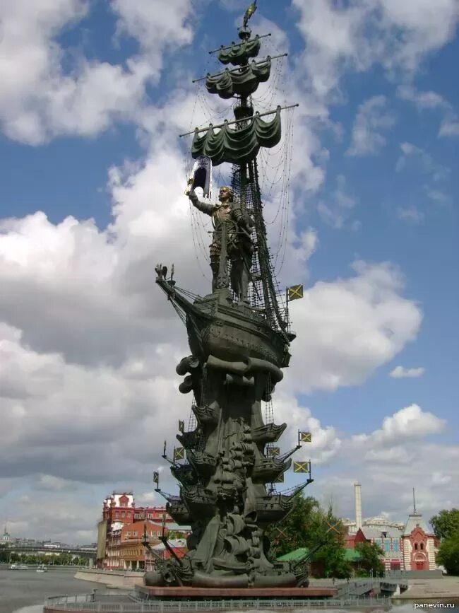 Первые памятники в мире. Памятник Церетели в Москве Петру первому. Скульптура Петра 1 Церетели в Москве.