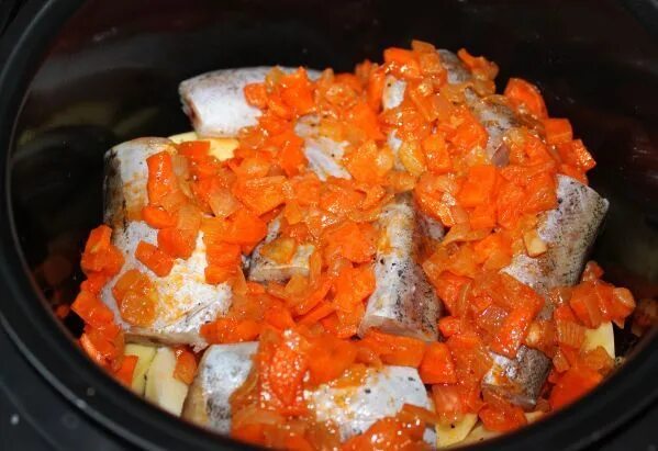 Минтай в мультиварке с морковью и луком. Тушеная рыба в мультиварке. Минтай тушеный с овощами. Минтай с картошкой в мультиварке. Рыба с овощами в мультиварке.