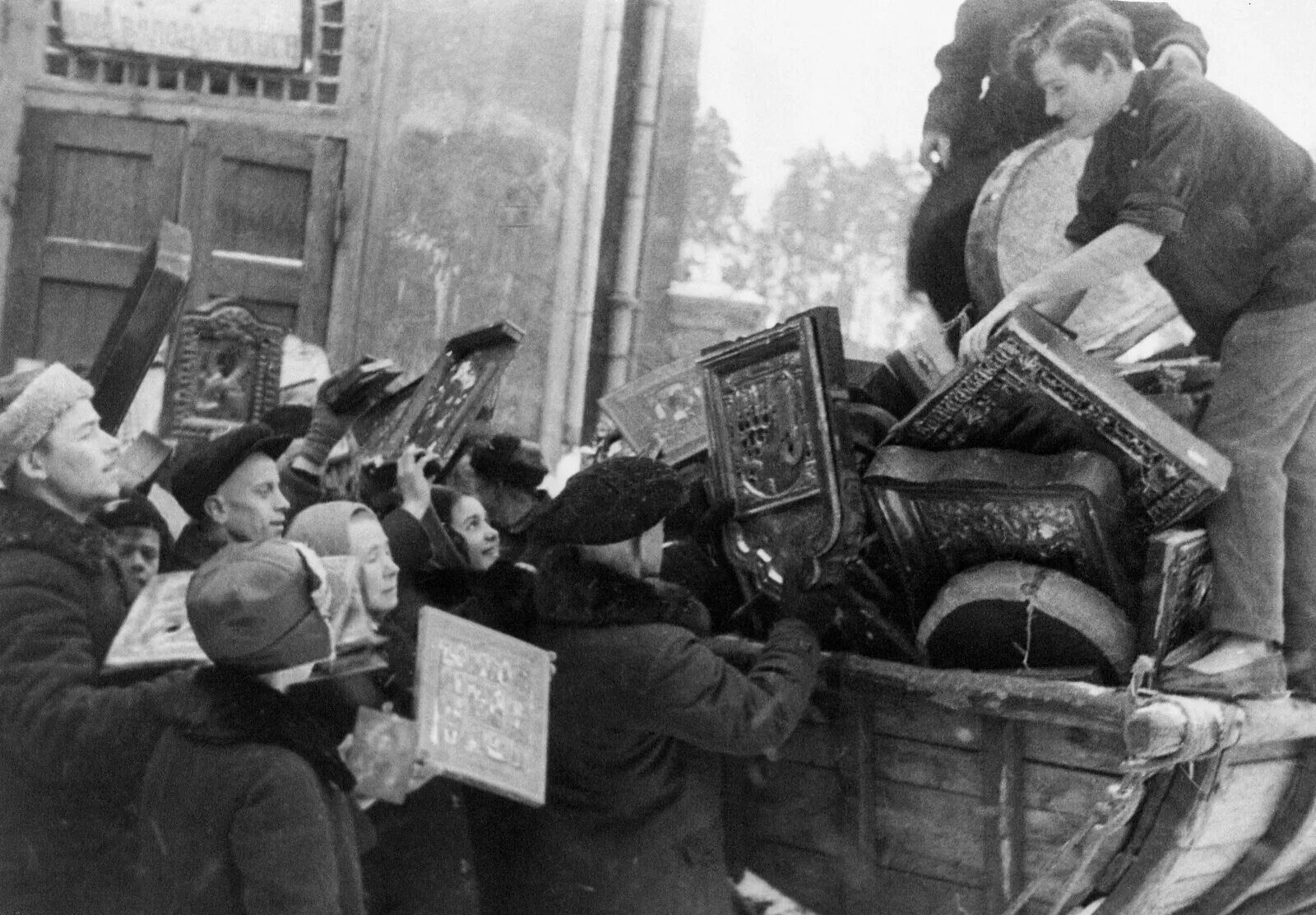 5 января 20 года. Революция 1917 гонения на Церковь. Разграбление церквей большевиками. Революция 1917 разрушение церквей. Советские гонения на Церковь.