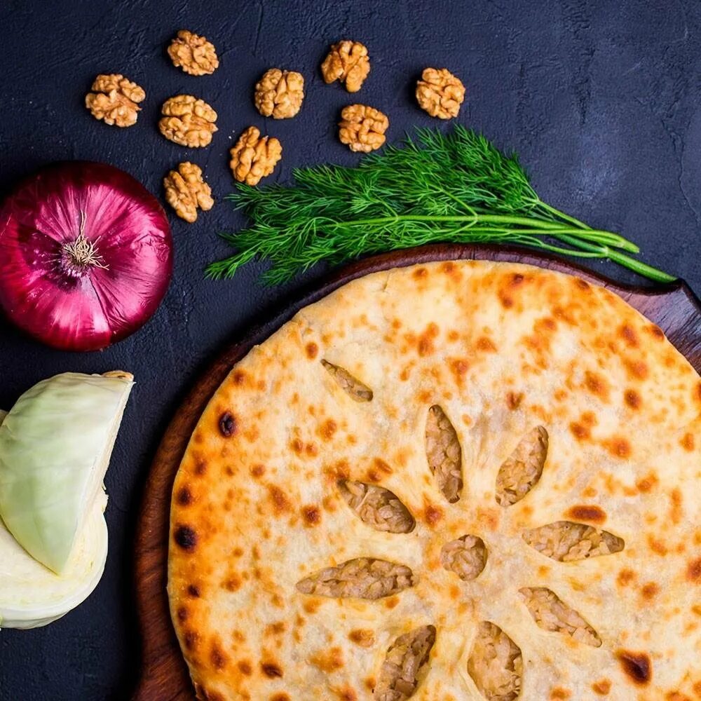 Осетинские пироги с сыром и зеленью. Осетинские пироги это. Кабускаджин осетинский пирог. Картофджин осетинский. Осетинский хычин.