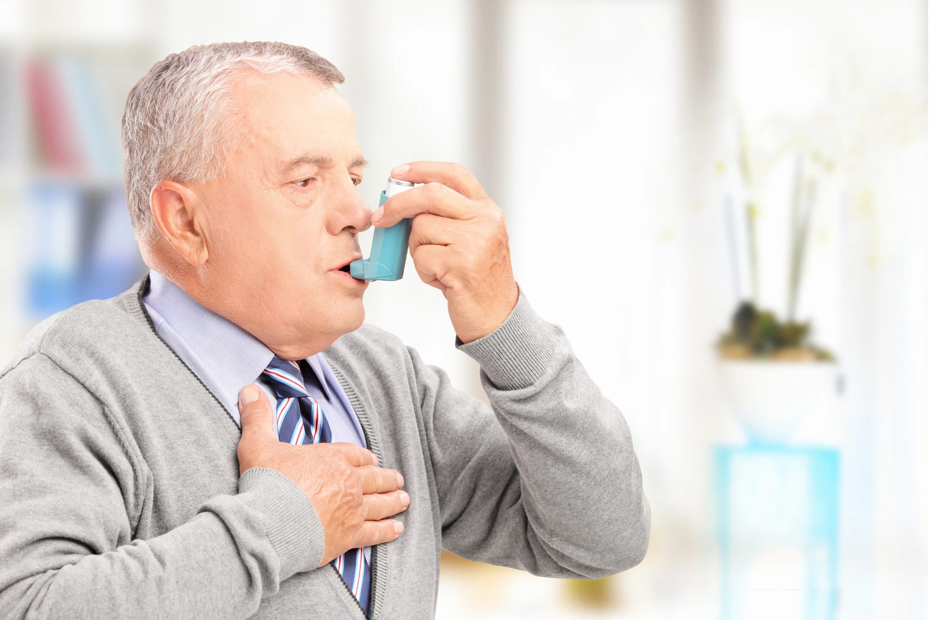 Лечения кашель у пожилых людей. Бронхиальная астма. Пациент с бронхиальной астмой. Человек с ингалятором. Пациент с ингалятором.