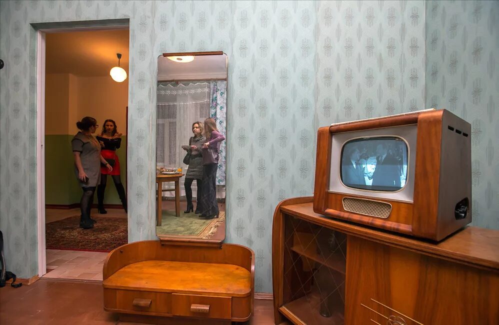 Комната советского времени. Старый телевизор в комнате. Советская квартира. Советская обстановка в квартире. Часовые квартиры в москве