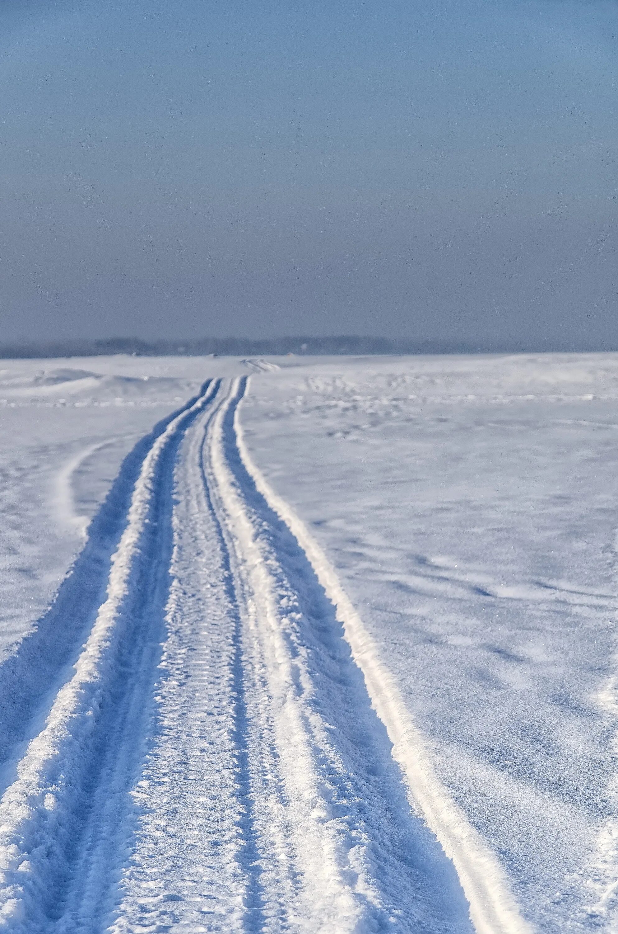 Дорогу в глубоком снегу. Зимние дороги. Снежная дорога. Снег на дороге. Заснеженная дорога.