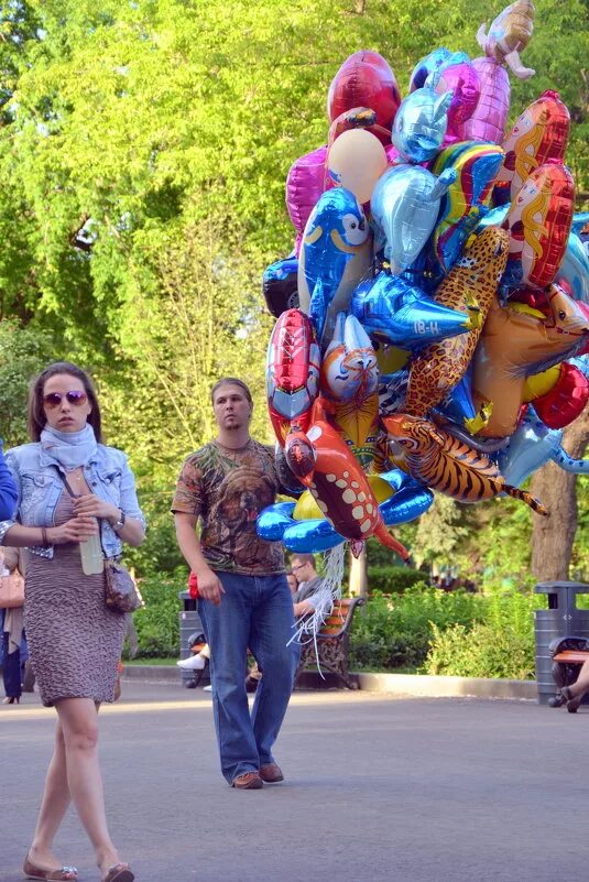 Продавец воздушные шары. Воздушные шары в парке. Продавец воздушных шаров. Торговля шарами в парке. Шарики в парке.