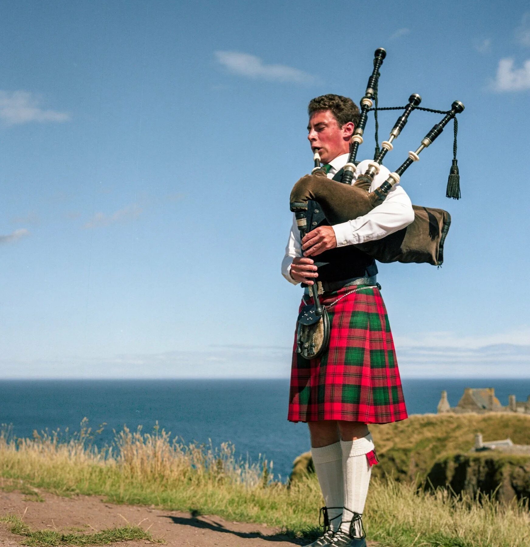 Волынка в Шотландии. Волынщики Шотландии. Шотландия музыкальный инструмент национальный волынка. Волынка национальный инструмент Шотландии.