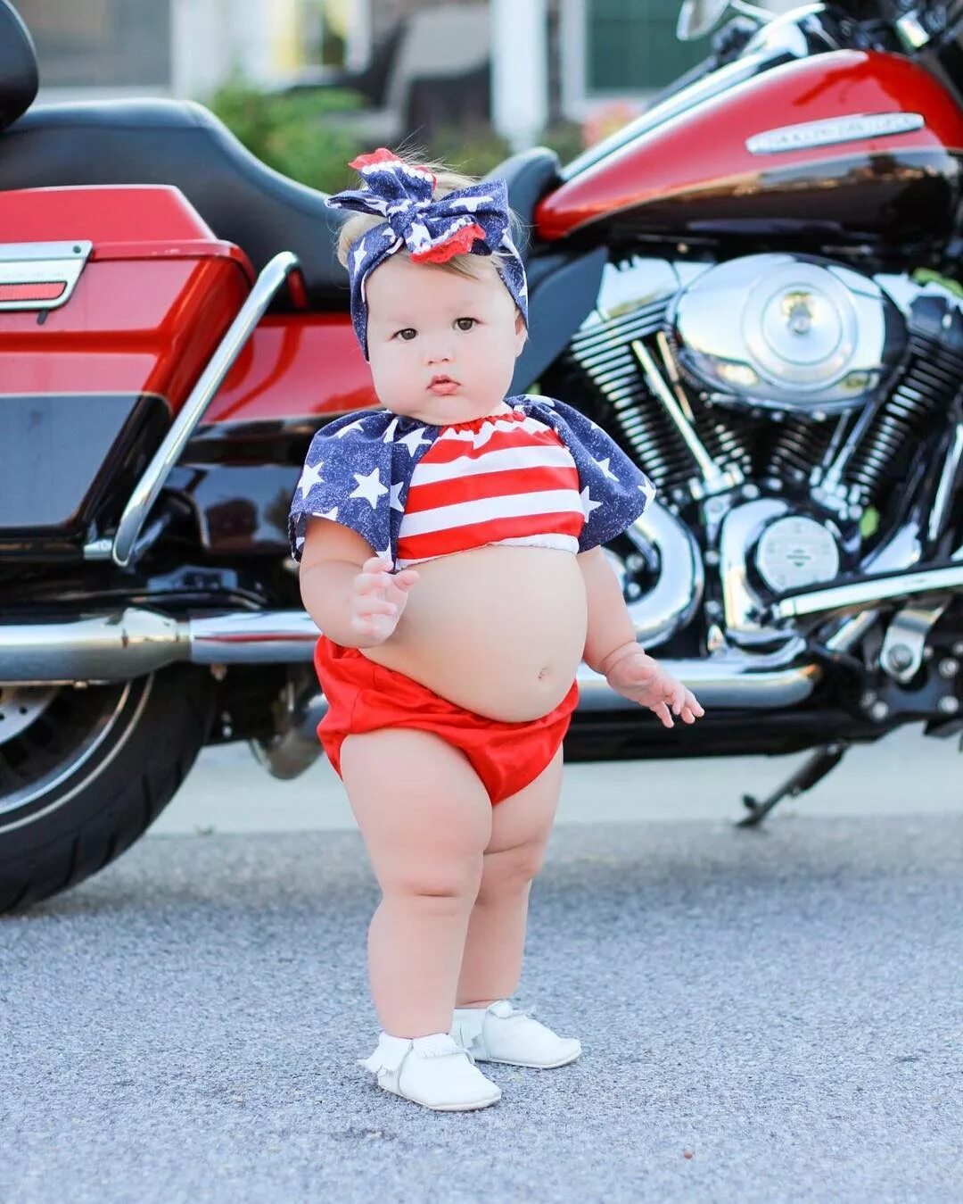 Купальник для девочки. Пухлые малышки. Маленький пухлый ребенок. Забавные дети. Пухленькие малыши.