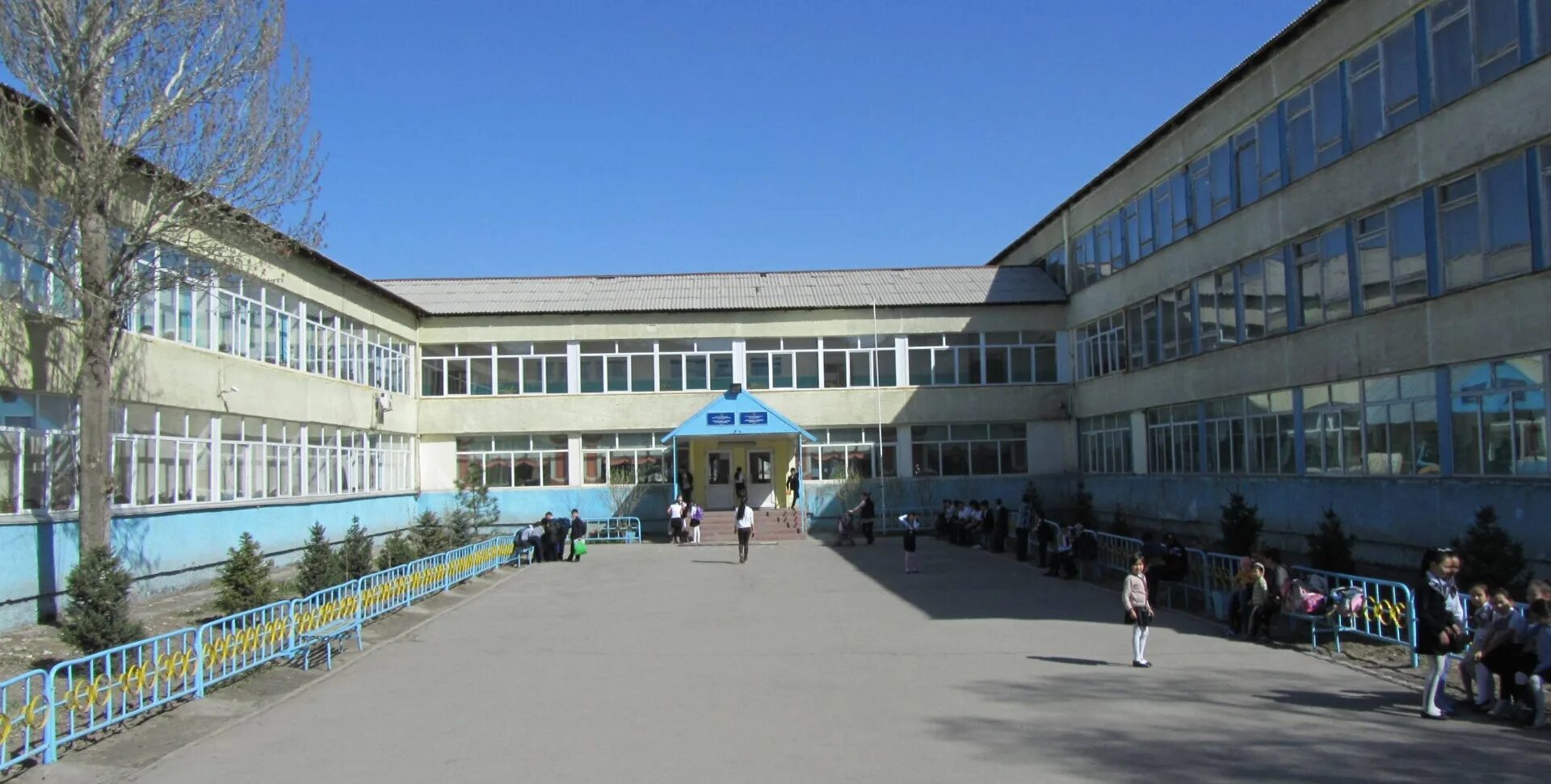 Школа гимназия номер 4. Школа №4 гимназия в Бишкеке. 63 Школа Бишкек. 28 Школа Бишкек. 11 Школа Бишкек.