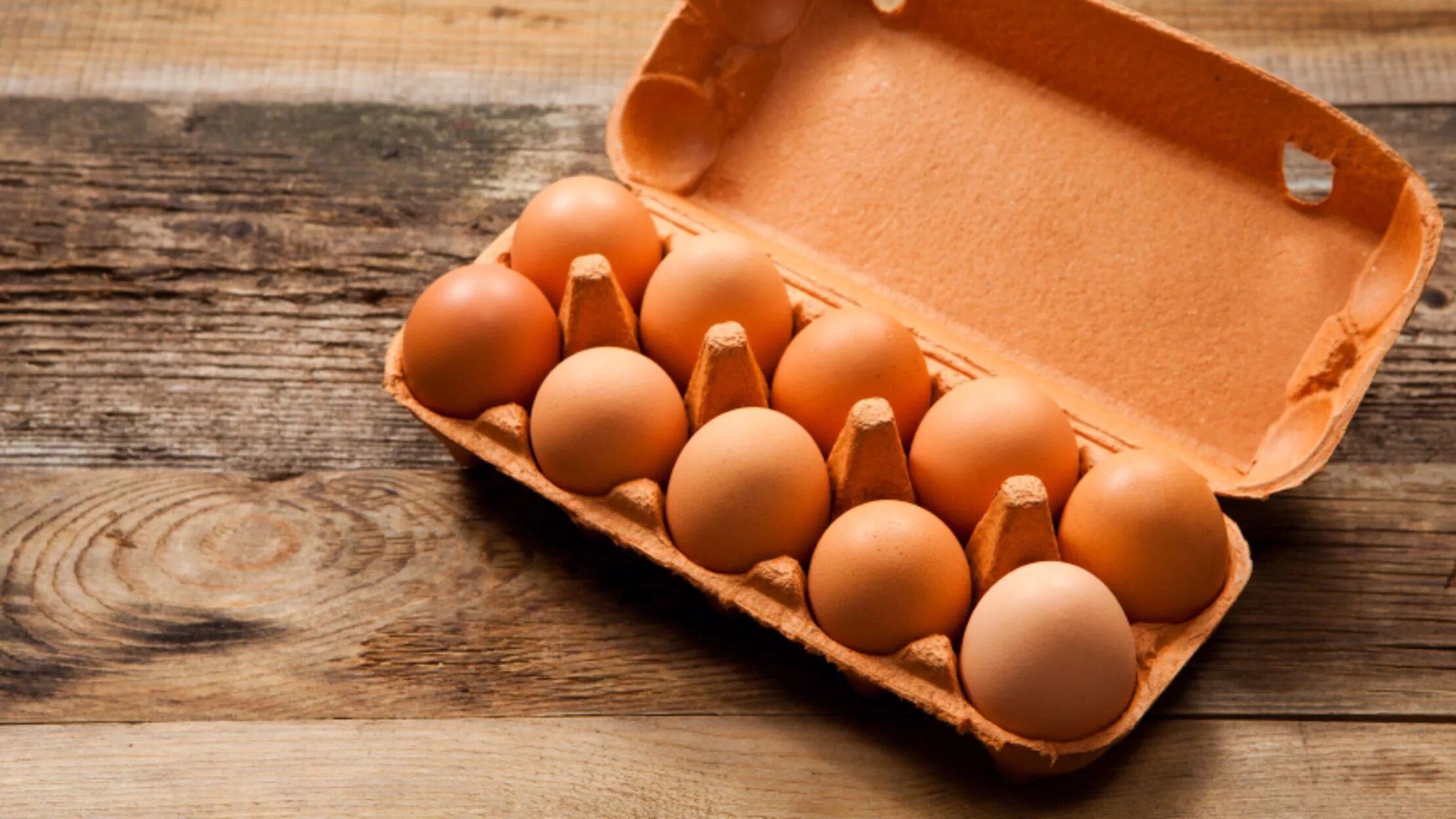 К чему снится собирать много куриных яиц. Коробка для яиц. Яйцо куриное. Куриные яйца на столе. Куриные яйца фон.