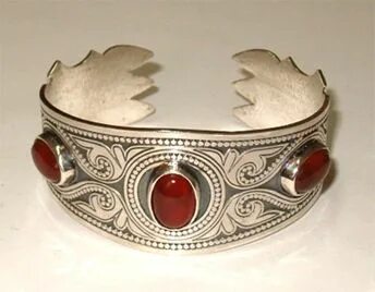 Ит стиліндегі пиздалары мен сиськилері бар үлкен асықты балапандар