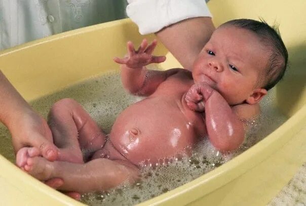 Как мыть новорожденного мальчика. Купание младенца. Купание грудничка. Первое купание новорожденного.
