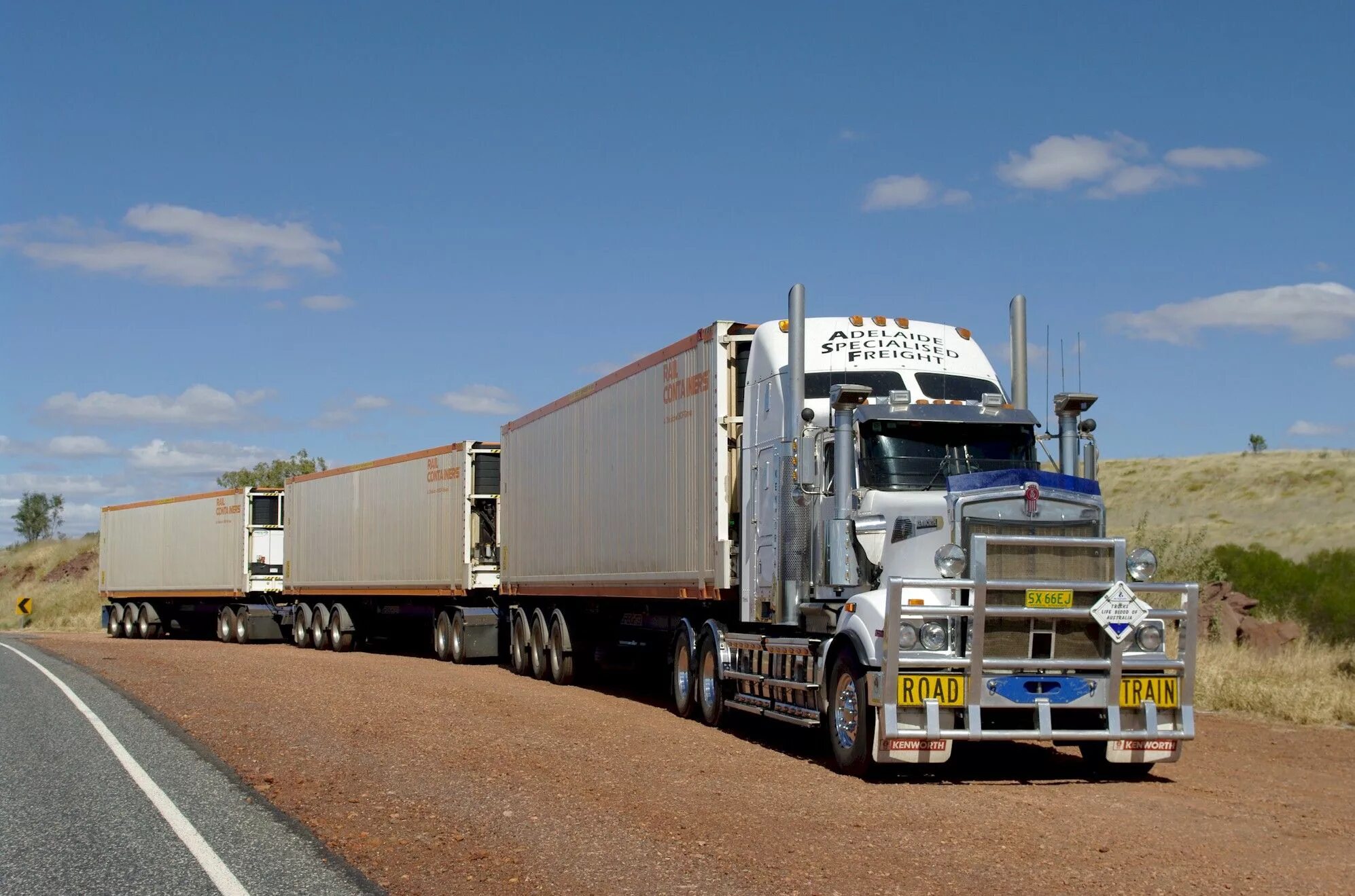 Какой из грузовиков едет. Роуд трейн Австралии. Автопоезд Кенворт. Kenworth t900. Грузовые автопоезда Австралии.