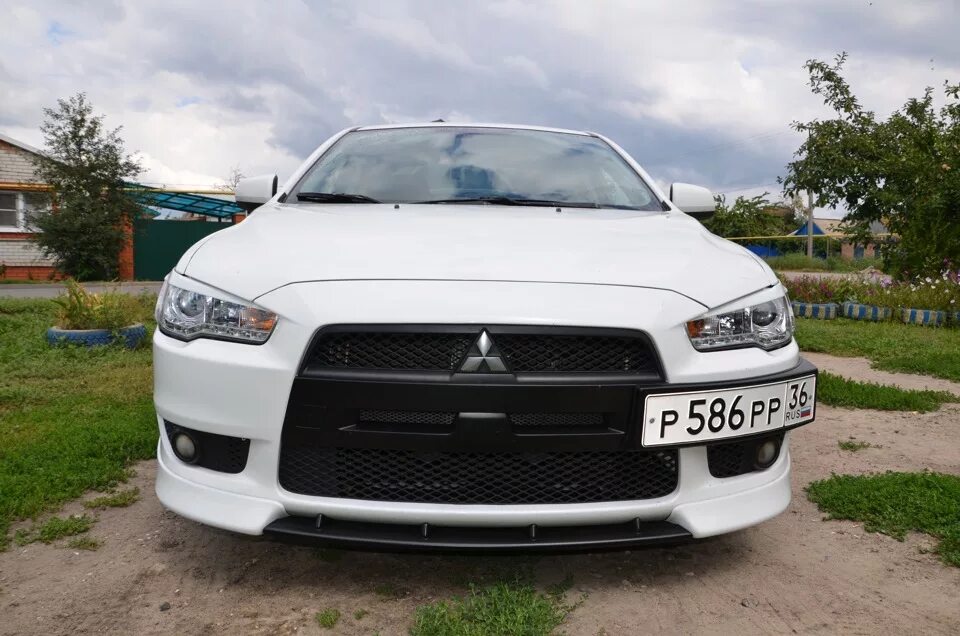 Lancer 10 бампер передний. Mitsubishi Lancer 10 Рестайлинг клыки. Клыки Митсубиси Лансер 10. Лансер 10 дорестайл. Передний бампер Лансер 10.