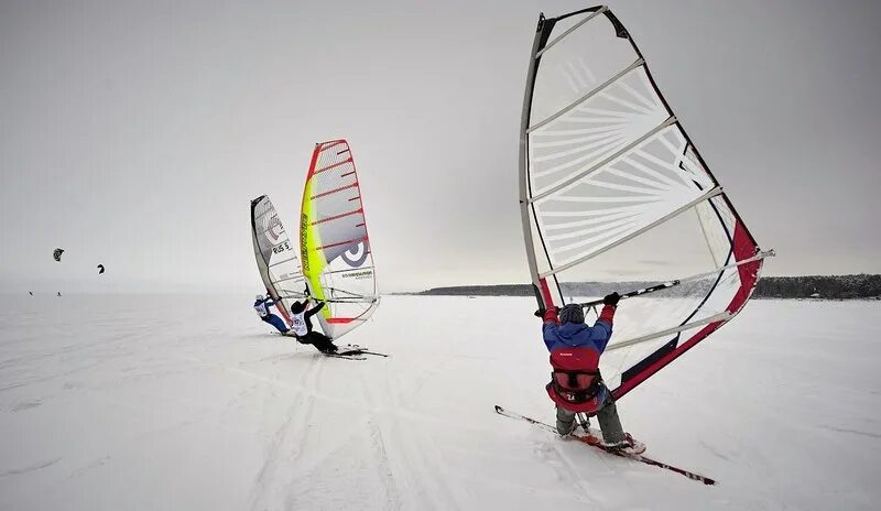 Зимний парусный вид спорта. Сноу виндсерфинг. Winter Windsurfing (парусные сани). Парусный спорт зимний сноукайтингу. Лыжи с парусом.