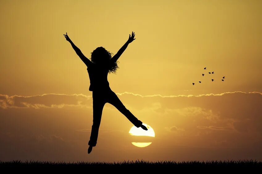 Силуэт девушки на закате. Счастье силуэт. Силуэт прыгающего человека. Счастье силуэт. Счастье силуэт.