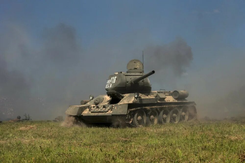 Танк т 34 бой. Танк т-34 в бою. Танк т34. Т 34 85 В бою. Танк т-34 на поле боя.