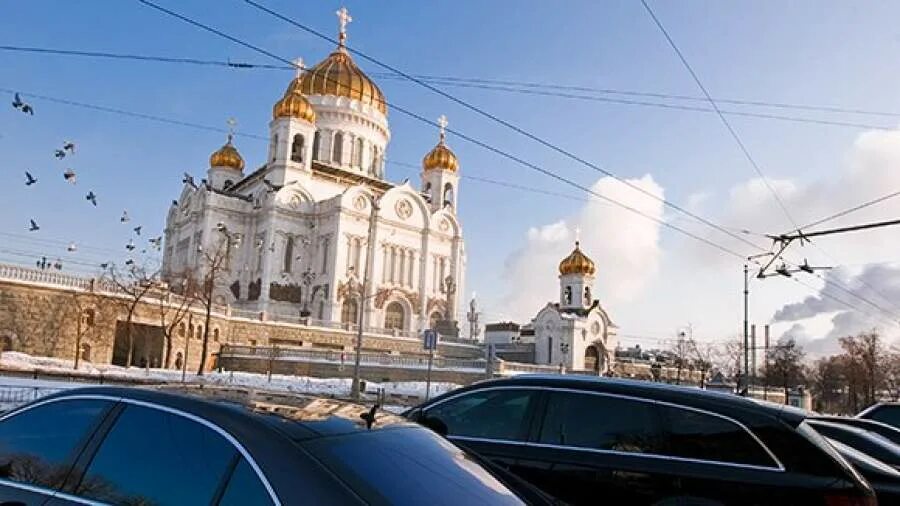 Религиозный автомобиль. Машина у храма. Машина церковь. Православный автомобиль. Машина церковь.