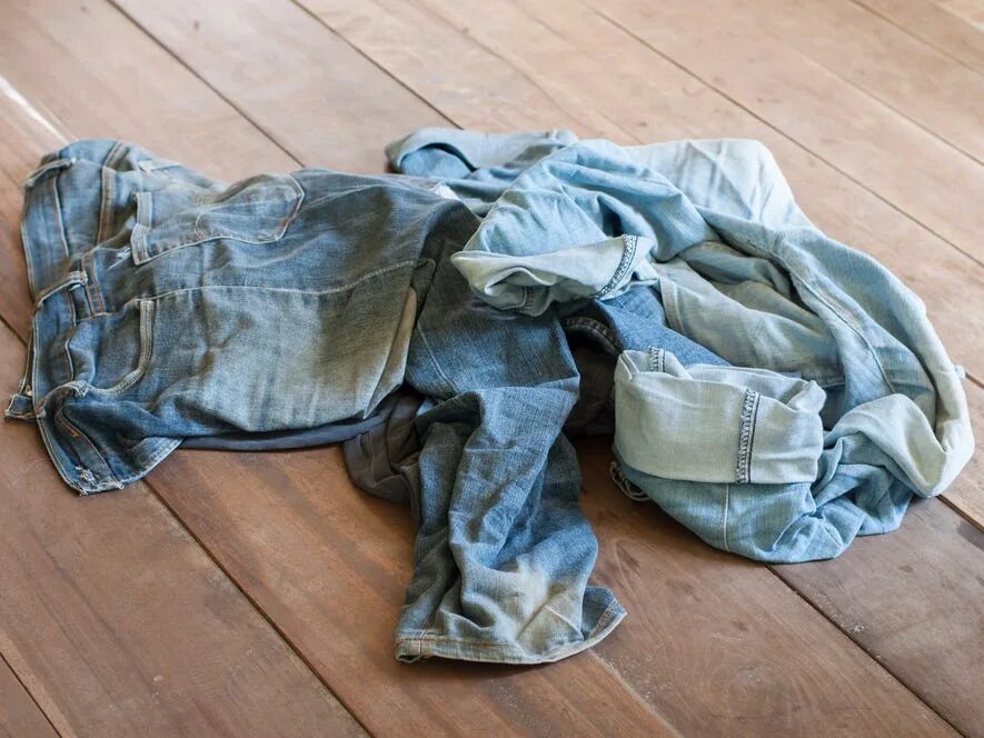 Одежда на полу. Туфли женские валяются. Одежда валяется на полу. Куча одежды на полу. Босая девушка на полу.