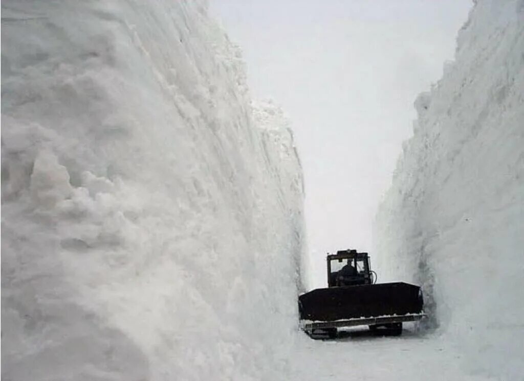 Дорогу завалило снегом. Снежные заносы. Снежные заносы на Камчатке. Снежные заносы на дорогах. Сугробы на Камчатке.
