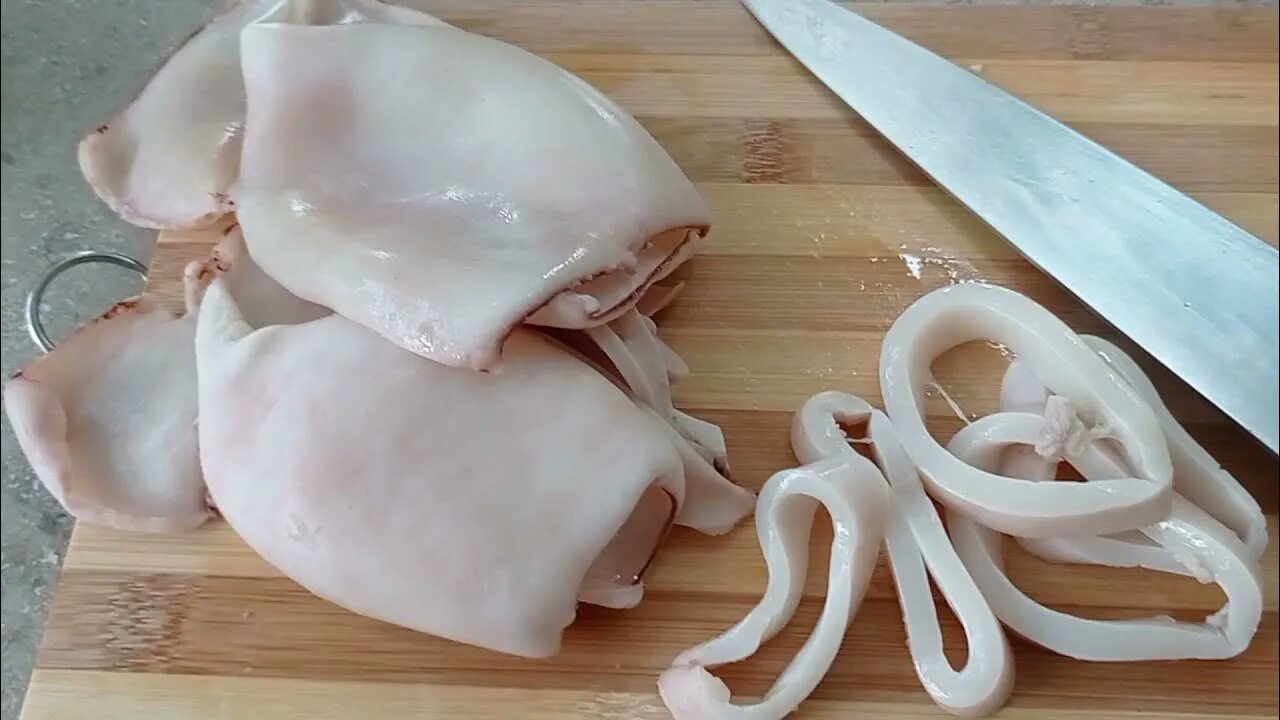 Как приготовить кальмары замороженные неочищенные. Как приготовить кальмары. Как варить кальмары. Варить кальмары правильно. Кальмар сварка.
