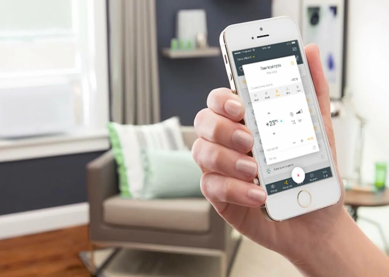 Управление кондиционером с телефона. Управление со смартфона. Управление отоплением со смартфона. Умный дом с мобильным в руке. Управление климатом умный дом.