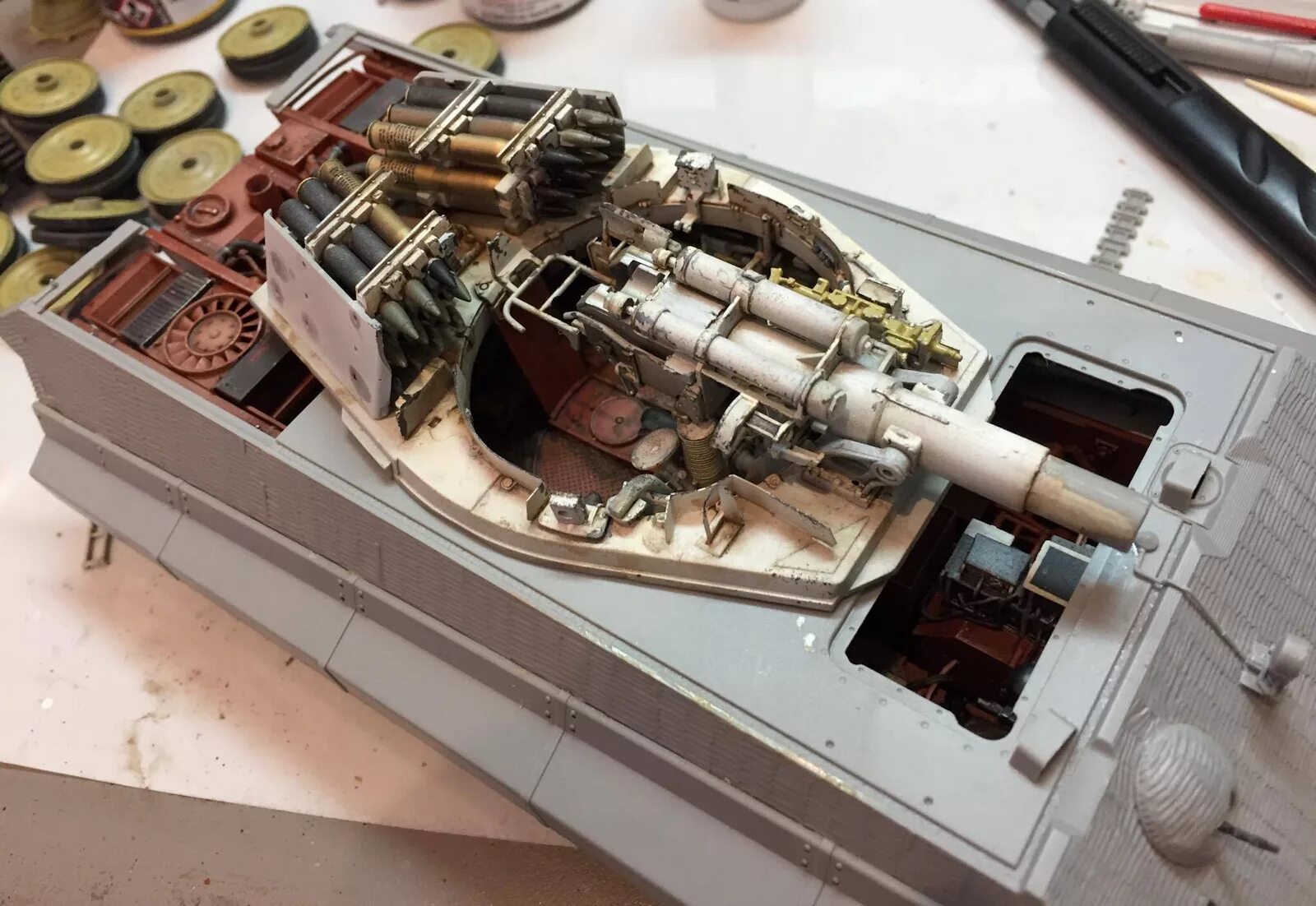 Takom tiger. Мотор танка тигр 1. танк королевский тигр внутри. king tiger 1/16 interior. двигатель королевского тигра.