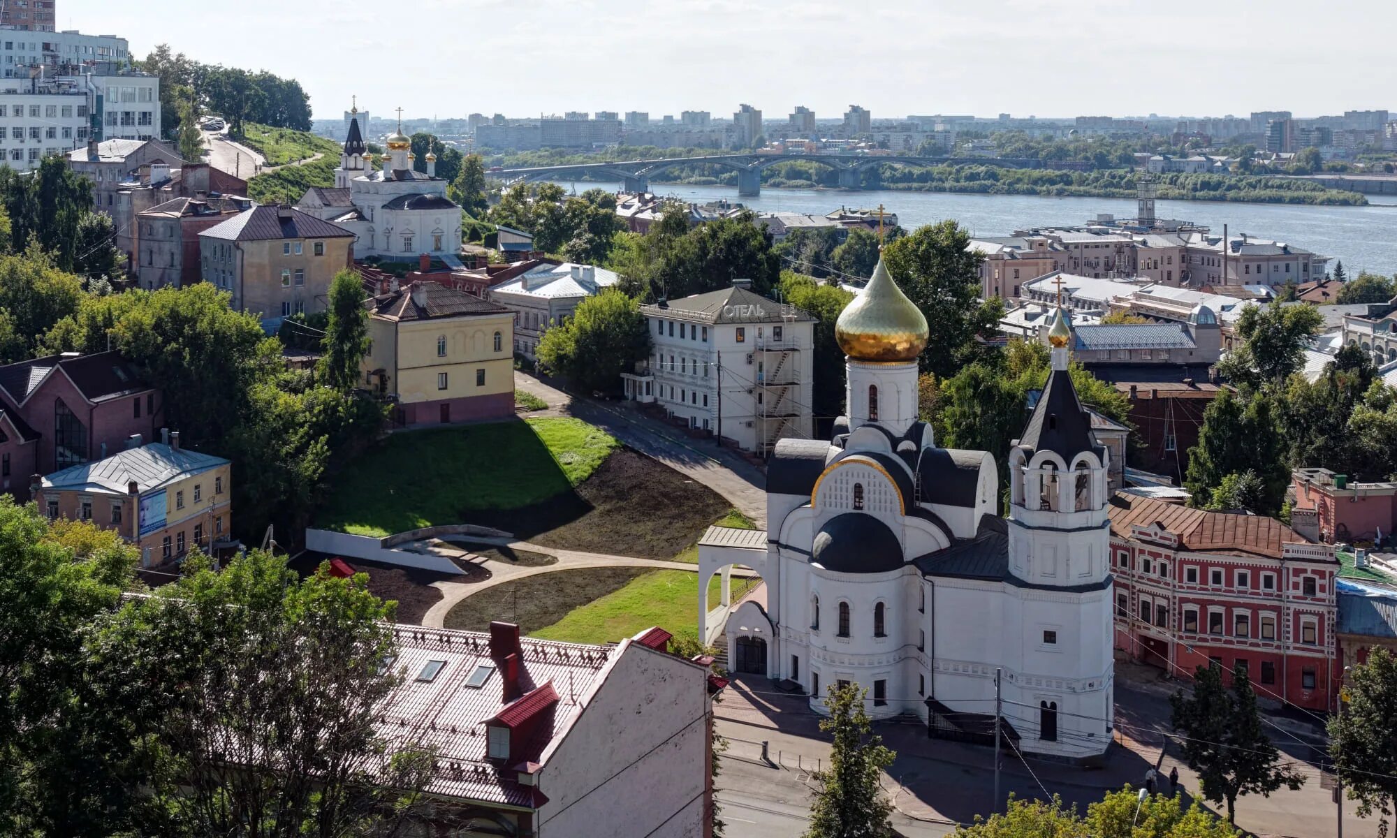 Работа нижний новгород и область. Памятник в Кремле Нижний Новгород. Нижегородский Новгород центр города. Современный Нижний Новгород. Нижний Новгород центр.